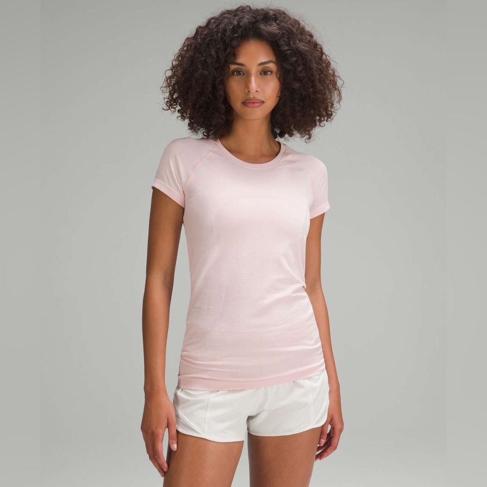 D - Lululemon Swiftly Tech Short-Sleeve Shirt 2.0
Flush Pink